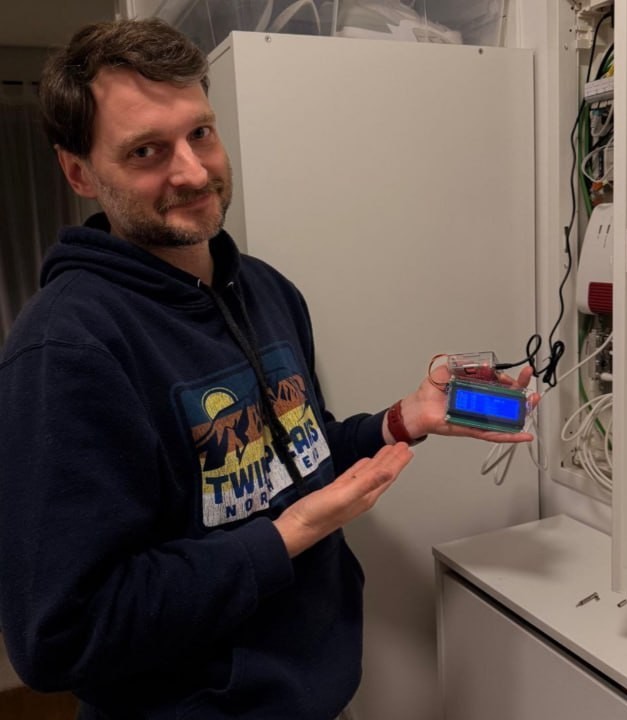 Айтишник покорил соцсети, соорудив для своей жены домашнее табло с расписанием общественного транспорта.