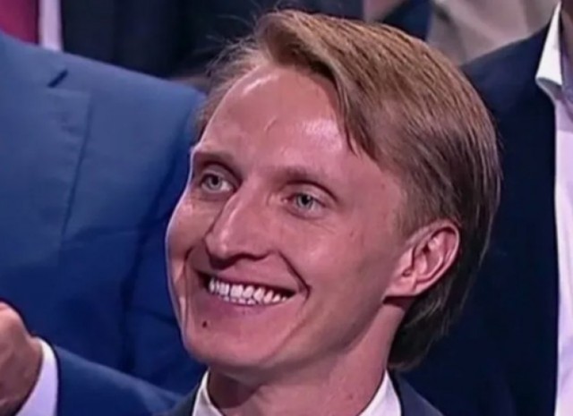 Какая замечательная фамилия у генсека)) Путин отдал свой бокал шампанского генсекретарю Федерации бокса России Беспутину