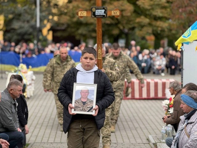 Украинский мальчик похоронил уже 8 отцов