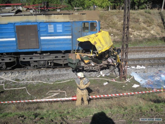 Столкновение поезда с автобусом в Днепропетровске