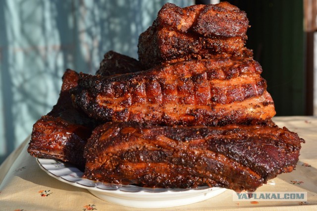 Копченые свиные ребрышки барбекю.
