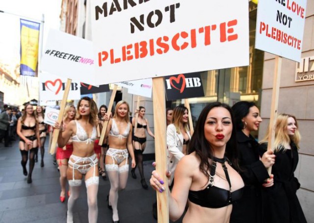 Австралийские девушки в белье выступили в поддержку однополых браков