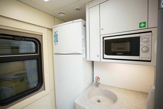 Новые вагоны РЖД с душем, холодильником и микроволновкой. И сейфами у каждого пассажира