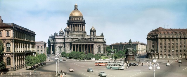 В  Ленинграде городе, у семи углов