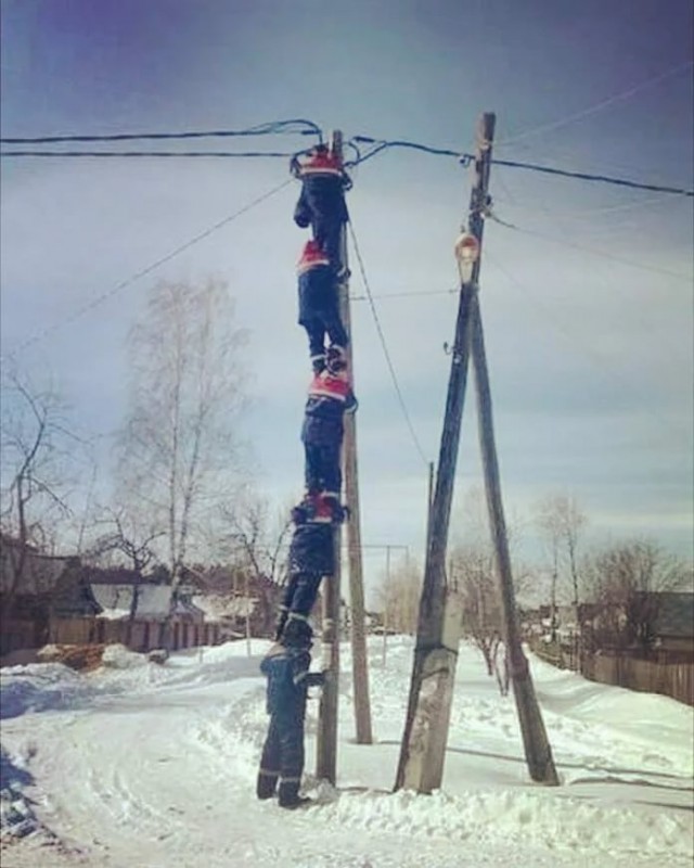 Да ничего особенного, просто чувак меняет лампочку