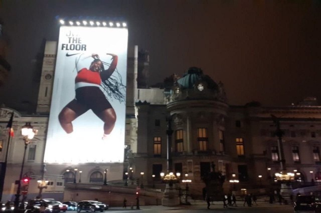 Nike повесил свою бодипозитивную рекламуна на фасад парижской Оперы Гарнье