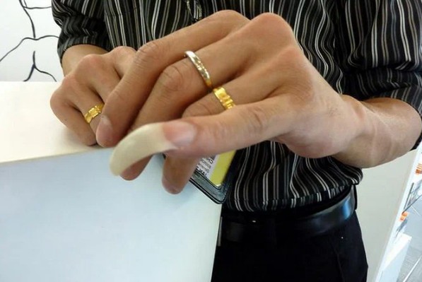 Почему в Азии мужчины отращивают ноготь на мизинце и что это значит