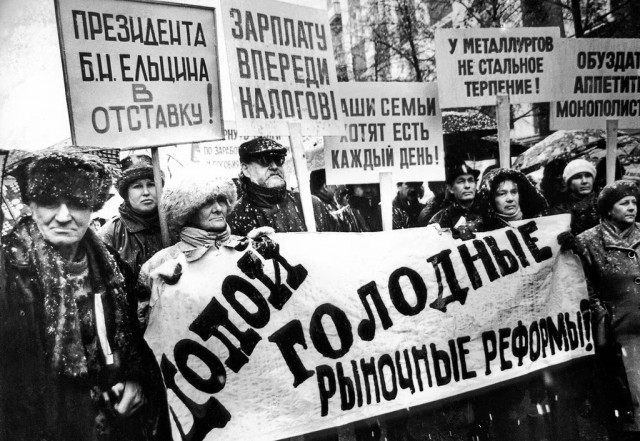 1993 год России в фотографиях: генерал Руцкой, бомбилы и новые русские