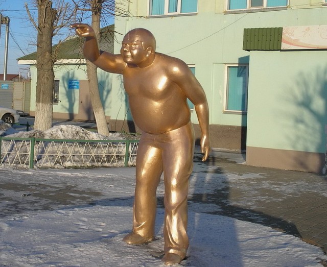 Скромный памятник на кладбище в месте захоронения любимого актера Евгения Леонова