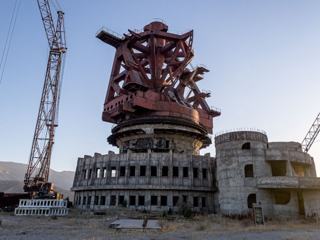 Заброшенный радиотелескоп-гигант с диаметром зеркала 70 метров