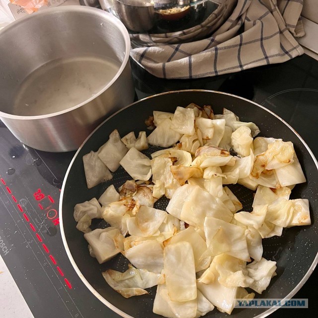 Капуста тушеная с колбасками