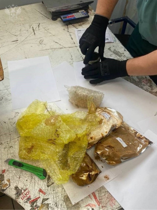 Пенсионерку из Подмосковья задержали с банкой гашишного масла из Таиланда.