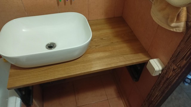 Вот Вы видите связь между шаровой опорой, водонагревателем и тумбой под раковину?