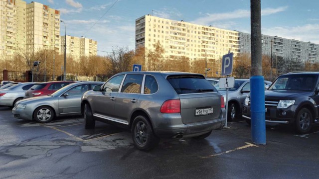 На парковке у "Капитолия", Шереметьевская улица. Зарисовка руки Зощенко "Инвалид".