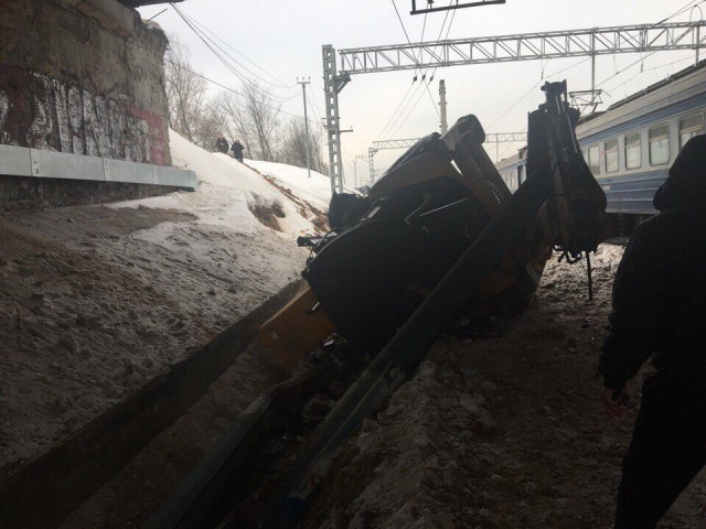 Экскаватор упал с моста на поезд между станциями Яуза и Маленковская