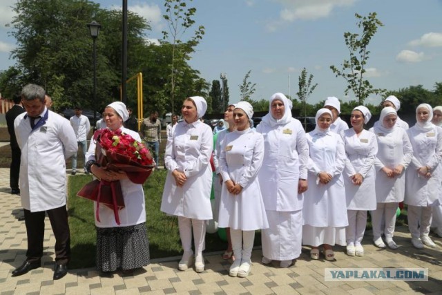 В Москве чеченскую школьницу не допускают к урокам из-за платка.