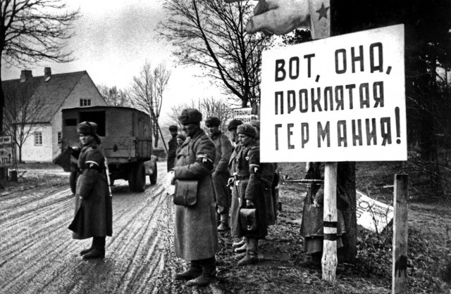 Протестующие — украинским беженцам: «Нацисты, вон отсюда! Нацисты, вон!»