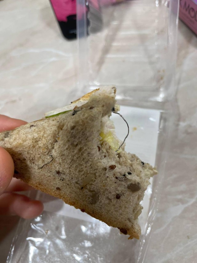 Кусок проволоки в бутерброде из ВкусВилла попался москвичке