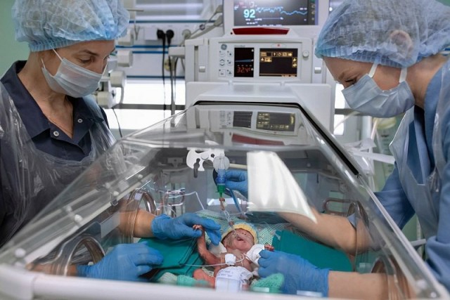 Малыша весом 800 граммов спасли и выходили в Ленинградском перинатальном центре