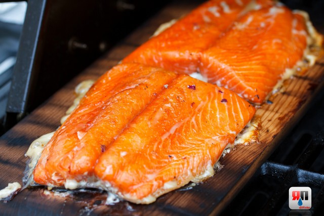 Летняя кухня. Нерка на кедре.