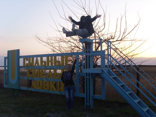 Их гнёт, прогибает и крючит при виде фотоаппарата
