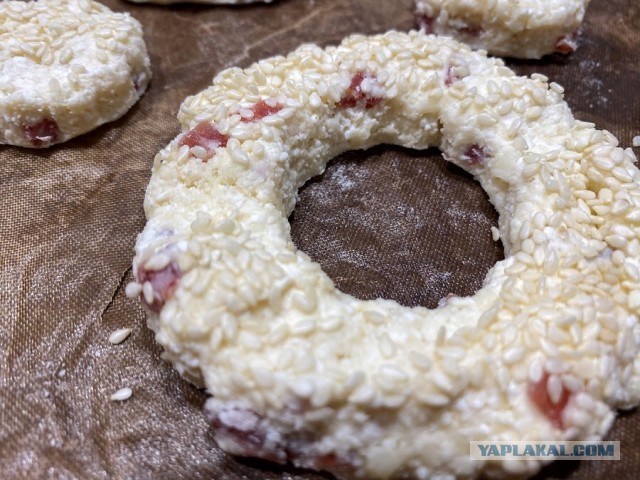 Творожно-сырные колечки с кунжутом