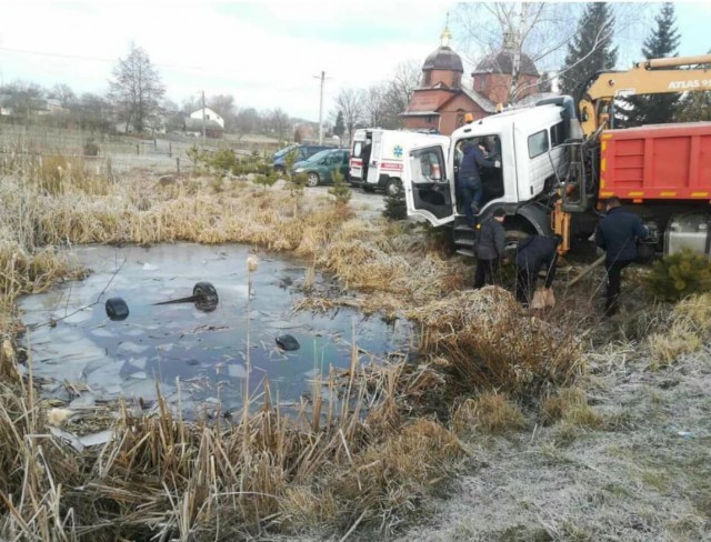 Во Львовской области автомобиль упал в озеро, погибли четверо молодых парней