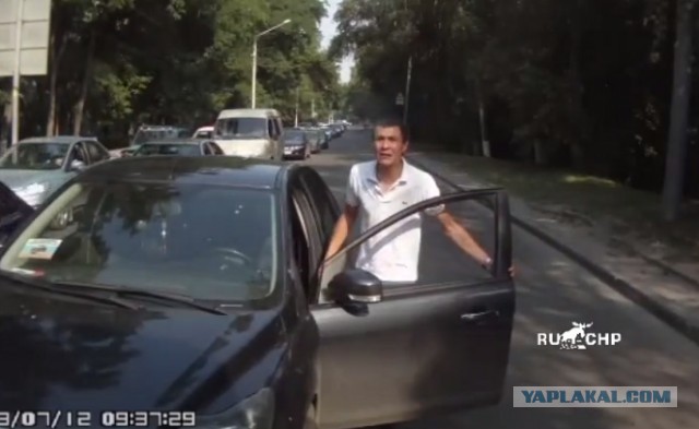 Встретились как-то два интернет-воена в реале