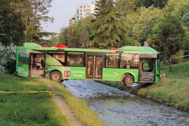 В Албании автобус застрял над рекой. Его предлагают не убирать, а превратить в мост или парк