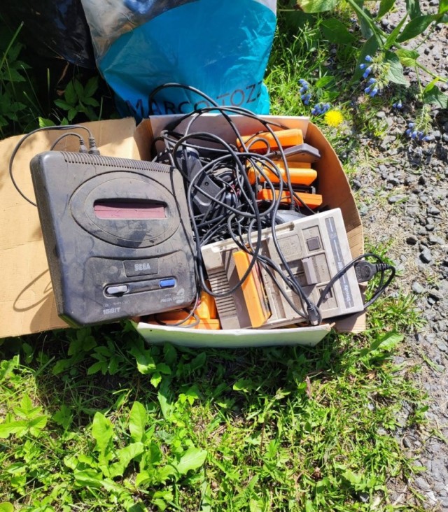 Вот так, в это солнечное воскресное утро, кто-то просто взял и выкинул чье-то детство