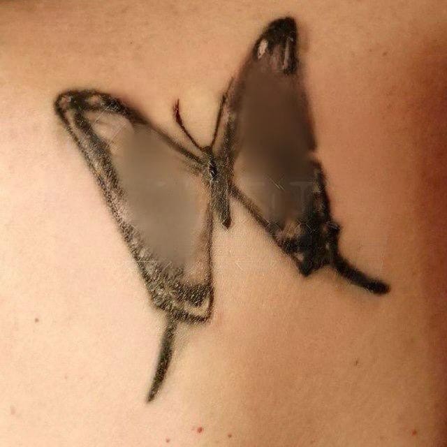 Москвичку задержали за татуировки с нацистской символикой