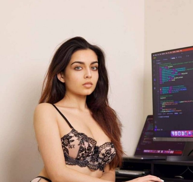 Математический гений и блогерша Zara Dar бросила науку и завела OnlyFans вместо ученой степени