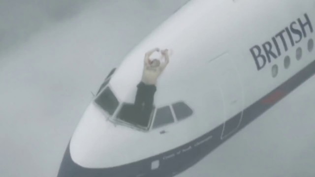 В самолете Ryanair пассажира чуть не вытянуло через разбитый иллюминатор