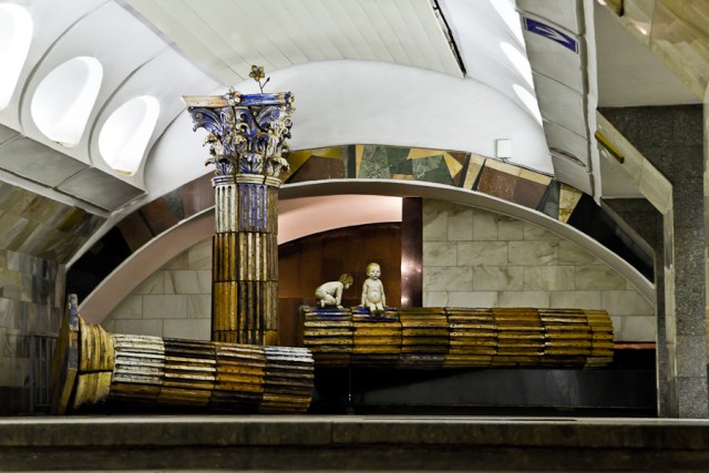 Необычное: московское и питерское метро без людей