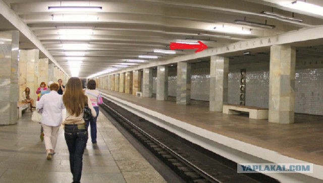 Экстремал перепрыгнул пути в метро перед едущим поездом