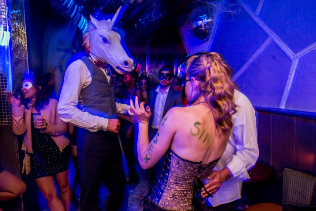 Показать все, что скрыто: как проходят секс-вечеринки в Нью-Йорке