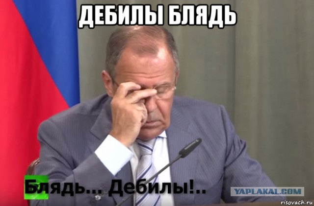 Мэр Сочи бросает подарки для детей на землю