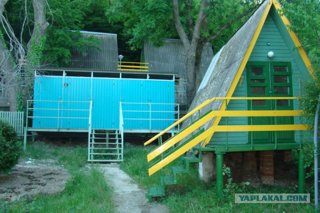 "Грязевые добавки". Море в Геленджике стало коричневым из-за фекалий