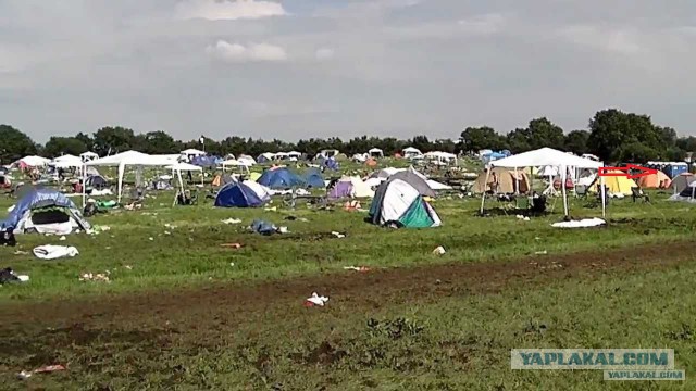 После музыкального фестиваля в Рединге остались тысячи брошенных палаток