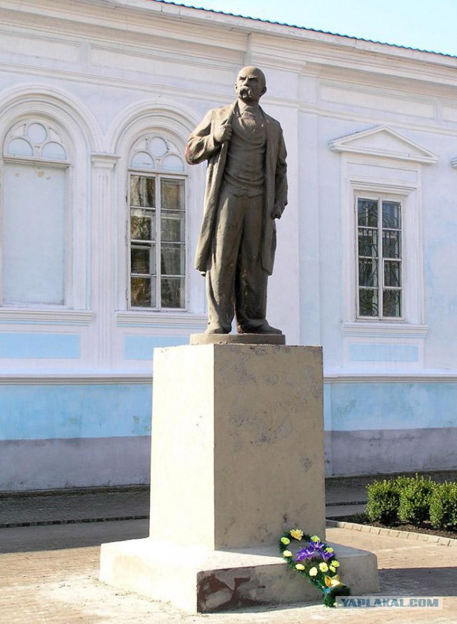 Самые странные памятники Ленину со всего света