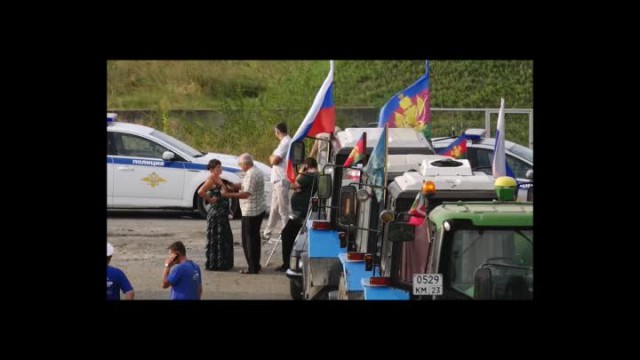 Во Франции протестующие против повышения цен на топливо залили жидким навозом здание центрального муниципалитета в Париже
