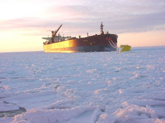 Погрузка танкера в море