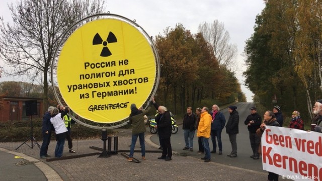 Активисты в Германии не дают двигаться радиơактивному пơезду