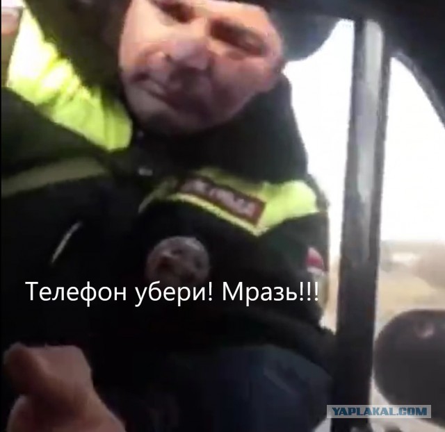 «Телефон убери!» - в КБР инспектор напал на водителя
