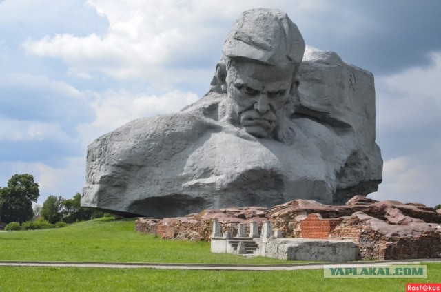 Обращение Путина от 30 июня перед голосованием по поправкам в Конституцию на фоне Ржевского мемориала в Тверской области