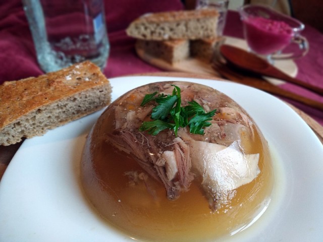 Жена сварила холодец