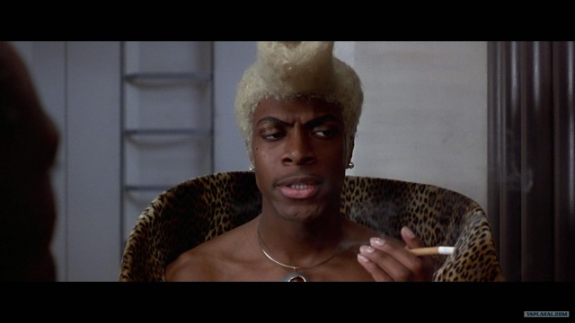 Едет пацанчик, сигаретку покуривает