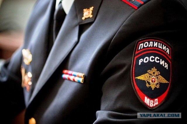 Сотрудницу МВД в Москве задержали за незаконную регистрацию мигрантов