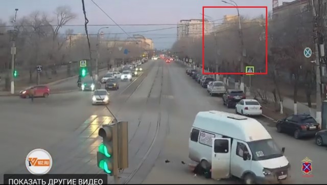 В Волгограде пассажирку маршрутки № 98 выбросило из салона на повороте