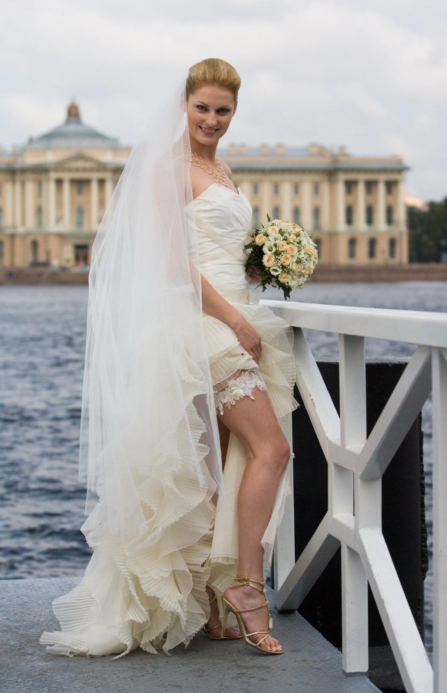 Платье новое я сшила, платье белое...